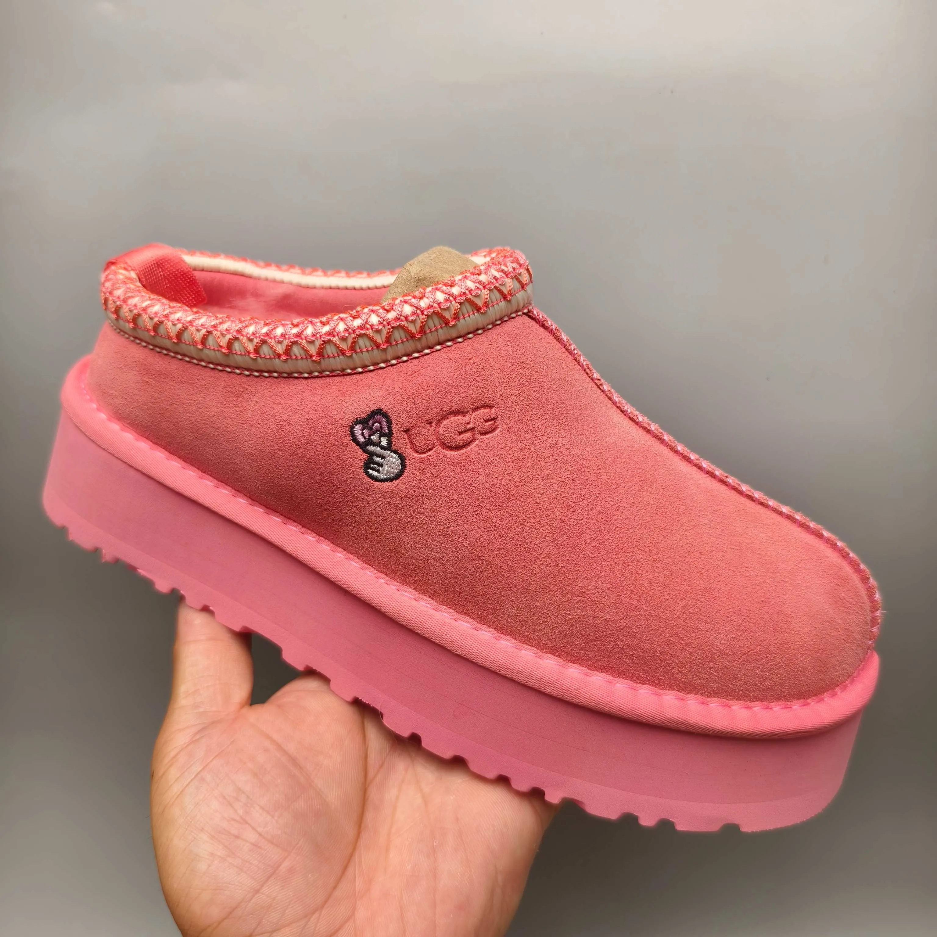 💰480 UGG sheepskin all-in-one snow boots 2130 co-branded trendy thick-soled slip-on women's snow boots🐾~ 🍭 A co-branded trendy item launched with well-known designer brands Feng Chen Wang and TELFAR. Zhou Dongyu & Wang Jiaer’s same style Fang Kete boots. The slip-on design makes it easy to put on and take off, and can be used indoors or outdoors. The exotic hemming design is eye-catching, and it is definitely worth buying~ 🍭Material: cowhide➕sheep fur Outsole: rubber (Light Wing Technology) 🍭Color: rose pink 🍭Number of yards: 35-41